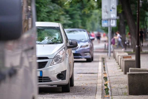 Tráfego urbano com carros estacionados em fila na rua — Fotografia de Stock