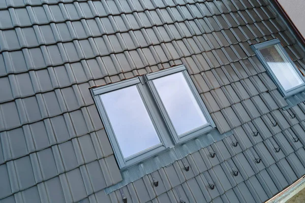 Primer plano de la ventana del ático en la azotea de la casa cubierta con tejas de cerámica. Revestimiento de azulejos del edificio — Foto de Stock