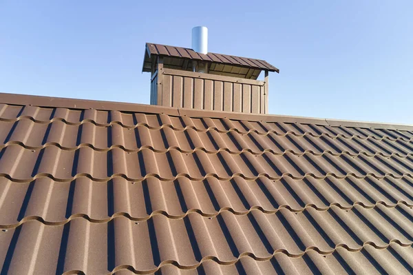 Närbild av hus tak topp täckt med metalliska bältros — Stockfoto