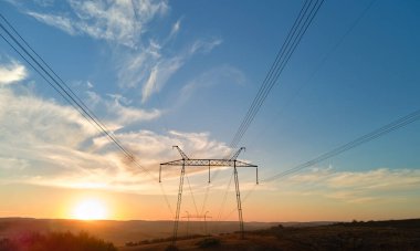 Gün batımında elektrik hatları olan yüksek voltaj kulesi. Elektrik aktarımı