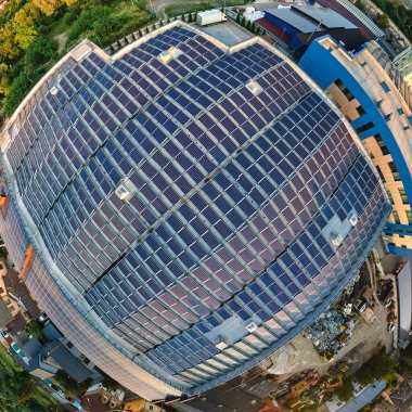 Temiz ekolojik elektrik enerjisi üretmek için güneş fotovoltaik panelleri olan büyük sürdürülebilir elektrik santrali olan küçük bir gezegen. Sıfır emisyon kavramı ile yenilenebilir elektrik