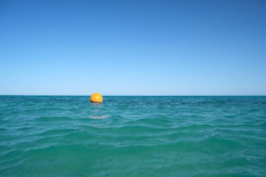 Deniz yüzeyinde yüzen turuncu şamandıra. İnsan hayatı güvenliği kavramı