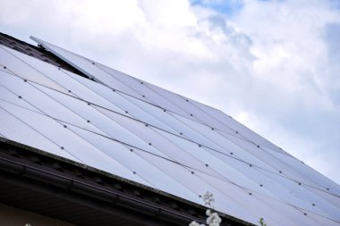 Şehrin kırsal kesimlerinde temiz ekolojik elektrik enerjisi üretmek için güneş fotovoltaik panellerle kaplı özel bir çatı. Özerk ev kavramı