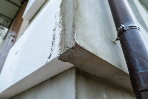 Установка изоляционных листов из пенополистирола на стену фасада дома для термозащиты — стоковое фото