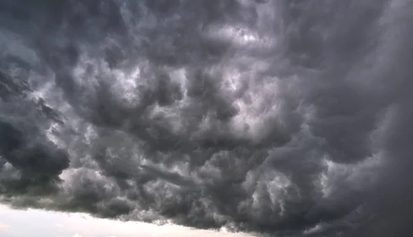 Пейзаж темных зловещих облаков, таких как извержение вулкана в бурном небе во время сильного грозы — стоковое фото