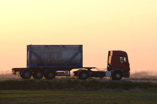 Benzin-Lastkraftwagen, die auf der Autobahn Ölprodukte transportieren. Lieferverkehr und Logistikkonzept — Stockfoto