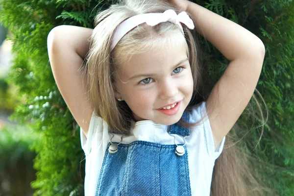 Porträtt av söt barn flicka står utomhus i sommarparken ler glatt — Stockfoto