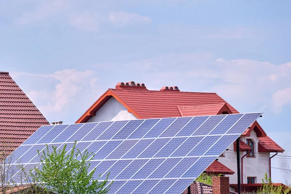 Casa residenziale con pannelli fotovoltaici solari per la produzione di energia elettrica ecologica pulita montata su terreno di cortile in zona rurale suburbana. Concetto di casa autonoma — Foto Stock