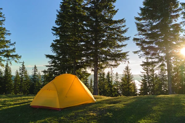 Tenda de acampamento turístico no acampamento da montanha em noite ensolarada brilhante. Conceito de turismo ativo e caminhadas — Fotografia de Stock