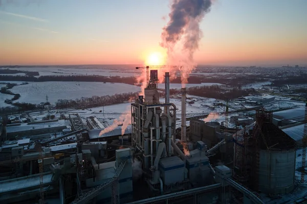 Gün batımında endüstriyel üretim alanında yüksek beton yapılı çimento fabrikası kulesinin havadan görüntüsü. Üretim ve küresel sanayi kavramı — Stok fotoğraf