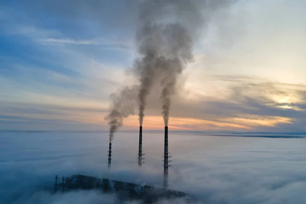 Vue aérienne de la centrale au charbon hauts tuyaux avec fumée noire se déplaçant vers le haut atmosphère polluante au coucher du soleil — Photo