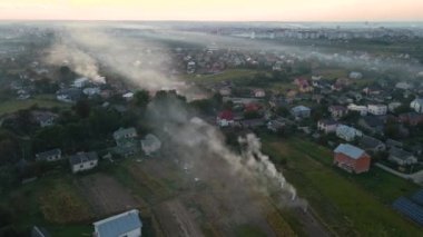 Kuru otlardan çıkan zirai atıkların ve kuru havayla yanan saman sakallarının havadan görünüşü tarım arazilerindeki kurak mevsimde küresel ısınma ve kanserojen gazlara neden oluyor..