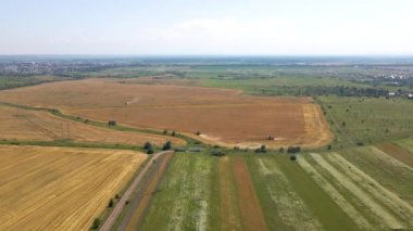 Buğday tarlasında hasat mevsiminde çalışan hasat makinesinin hava görüntüsü. Tarım kavramı