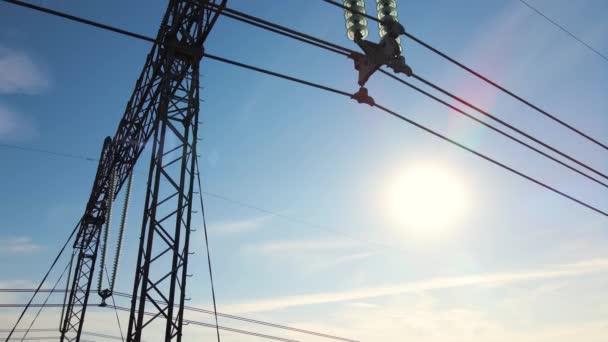 Hoge spanning isolatie string op stalen pilaar met elektrische leidingen voor een veilige levering van elektrische energie via kabel draden op lange afstand — Stockvideo