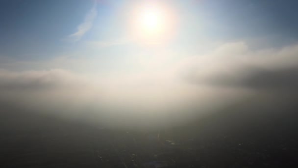 Αποκαλύψτε πλάνα από εναέρια θέα από ψηλά σε μεγάλο υψόμετρο από πυκνά φουσκωτά σύννεφα που πετούν το βράδυ. Καταπληκτικό ηλιοβασίλεμα από το παράθυρο του αεροπλάνου — Αρχείο Βίντεο