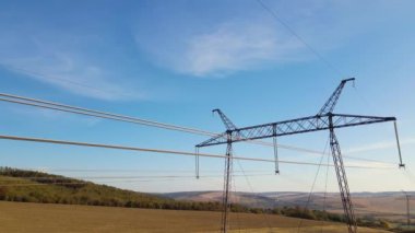 Elektrik hatları olan yüksek voltaj kulesi elektrik enerjisini kablolardan geçiriyor.