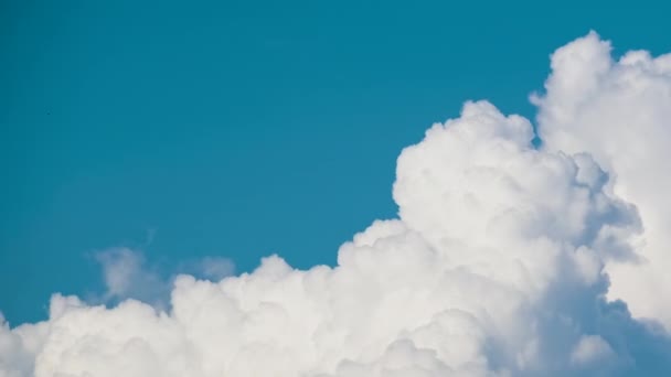 Timelapse of white puffy cumulus clouds forming on summer blue sky. Clima cambiante y cambiante en el paisaje nublado — Vídeos de Stock