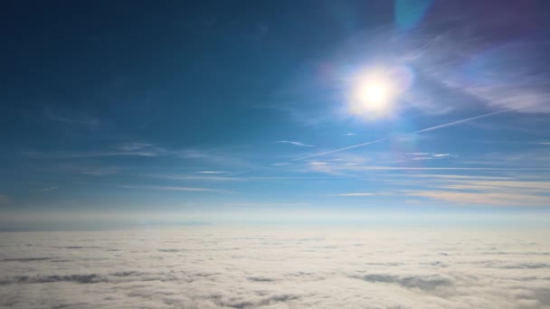 Vista aérea desde la gran altitud de la tierra cubierta de nubes de cúmulos hinchados blancos en el día soleado — Vídeo de stock