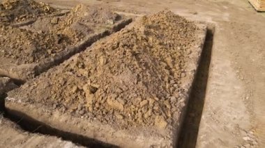 İnşaat alanındaki yeni ev beton temeli inşaatı için hendek kazdık.