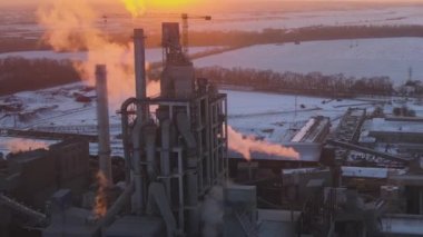 Beton yapılı çimento fabrikası ve endüstriyel üretim bölgesindeki vinç manzarası. Üretim ve küresel sanayi kavramı