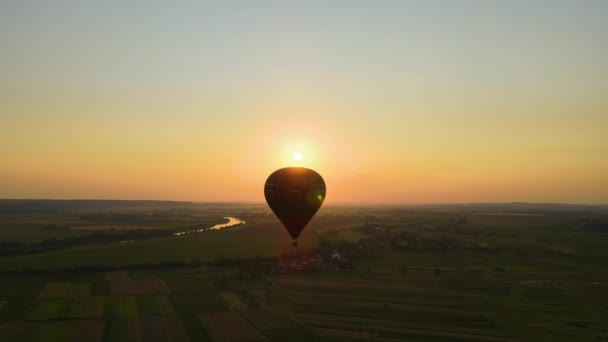 日落时分空中俯瞰乡村上空的大热气球 — 图库视频影像