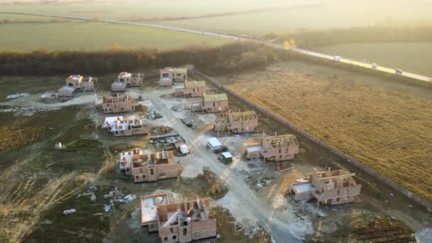 Letecký pohled na obytné domy ve výstavbě ve venkovské příměstské oblasti. Nemovitosti development — Stock video