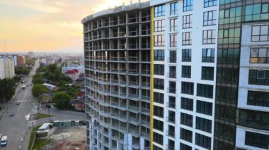 Günbatımında inşa edilen monolitik çerçeveli yüksek konutlu apartman. Gayrimenkul geliştirme