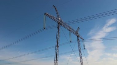 Elektrik hatları olan yüksek voltaj kulesi elektrik enerjisini kablolardan geçiriyor.