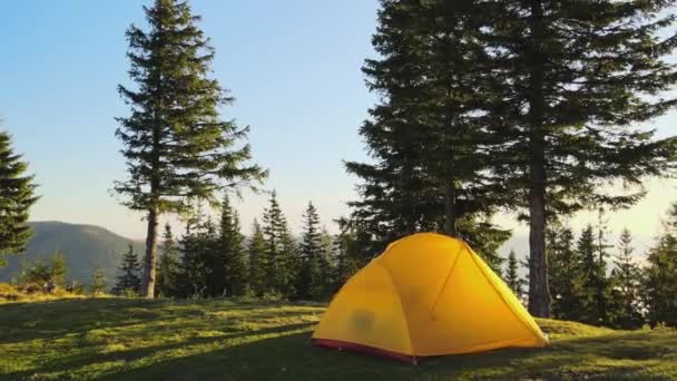 Veduta aerea della tenda da campeggio turistico in campeggio di montagna in serata luminosa e soleggiata. Turismo attivo e concetto di escursioni — Video Stock