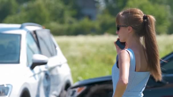 Smutná žena řidič mluví na telefonu na ulici volá pohotovostní službu po autonehodě. Koncept bezpečnosti silničního provozu a pojištění — Stock video