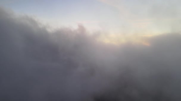 Εναέρια αποκάλυψη πυροβόλησε από ψηλά σε μεγάλο υψόμετρο πυκνά φουσκωτά σύννεφα που πετούν το βράδυ. Καταπληκτικό ηλιοβασίλεμα από το παράθυρο του αεροπλάνου — Αρχείο Βίντεο