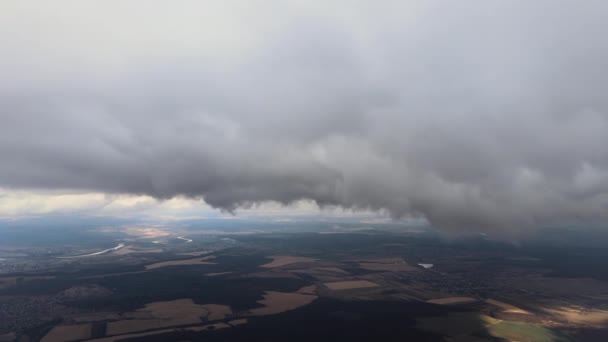 Воздушный вид с большой высоты земли, покрытый пышными дождливыми облаками, образующимися перед ливнем — стоковое видео