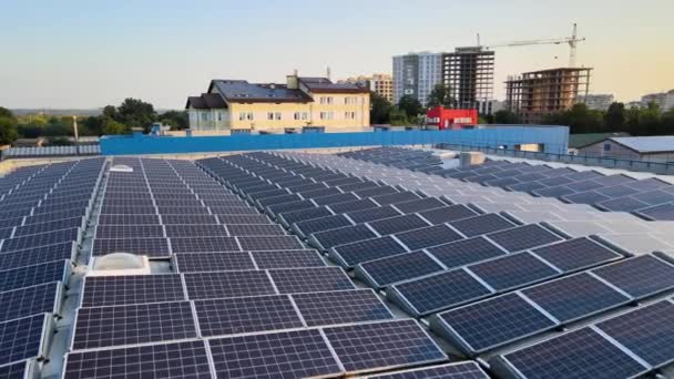 Vue aérienne de panneaux solaires photovoltaïques bleus montés sur le toit d'un bâtiment industriel pour produire de l'électricité écologique verte. Production de concept d'énergie durable — Video