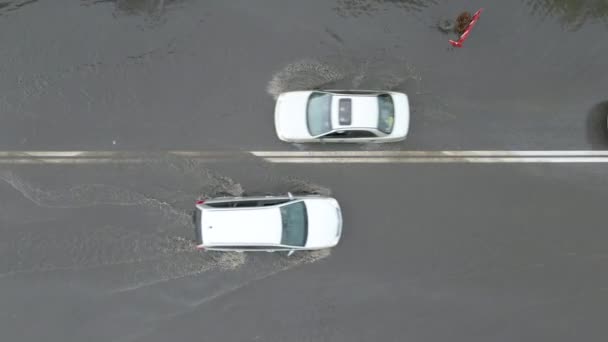 Flygfoto över stadstrafiken med bilar som kör på översvämmade gatan efter kraftigt regn. Problem med vägdräneringssystemet — Stockvideo