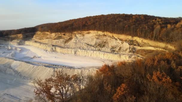 Vue aérienne du site minier à ciel ouvert de matériaux calcaires pour l'industrie de la construction avec pelles et camions à benne basculante — Video