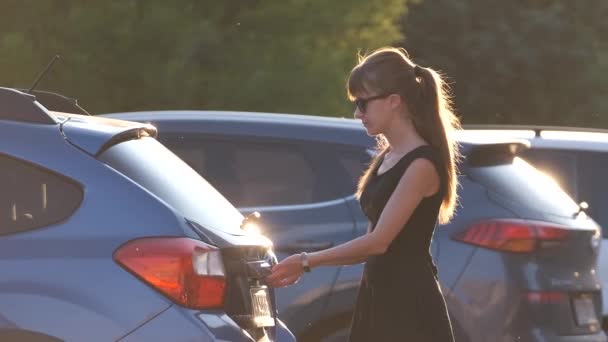 Молода жінка водій виймає сумку з машини. Концепція подорожей та відпусток — стокове відео