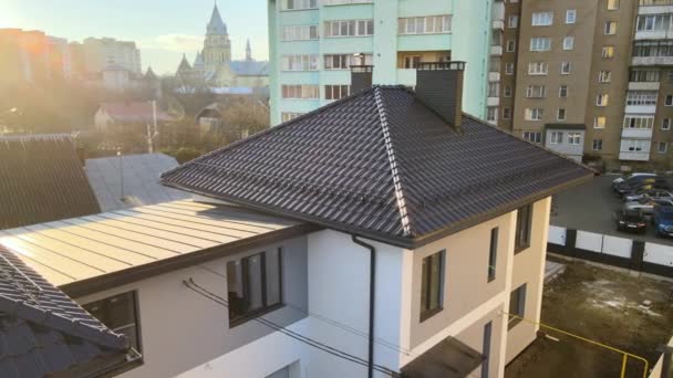 Widok z lotu ptaka w prywatnym domu z gontem ceramicznym pokrytym dachem. Inwestycje w koncepcję nieruchomości — Wideo stockowe