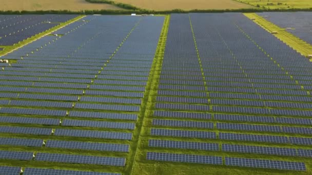 Αεροφωτογραφία του μεγάλου βιώσιμου σταθμού ηλεκτρικής ενέργειας με σειρές ηλιακών φωτοβολταϊκών πάνελ για την παραγωγή καθαρής οικολογικής ηλεκτρικής ενέργειας το πρωί. Ανανεώσιμη ηλεκτρική ενέργεια με μηδενικές εκπομπές — Αρχείο Βίντεο
