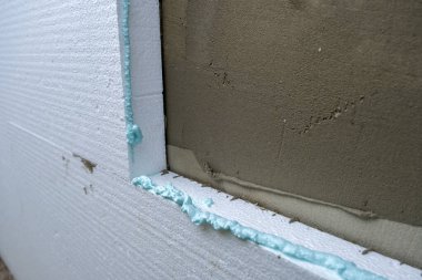 Termal koruma için ev cephesi duvarına köpük yalıtım çarşafları kurulumu