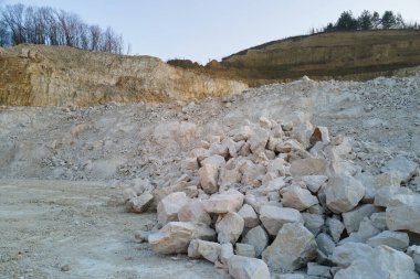 İnşaat kum taşı malzemelerinin açık çukur kazımı