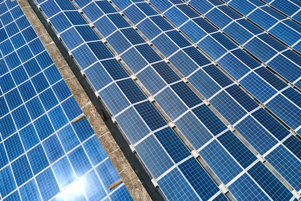 Vista aérea de paneles solares fotovoltaicos azules montados en el techo de un edificio industrial para producir electricidad ecológica verde. Producción del concepto de energía sostenible — Foto de Stock
