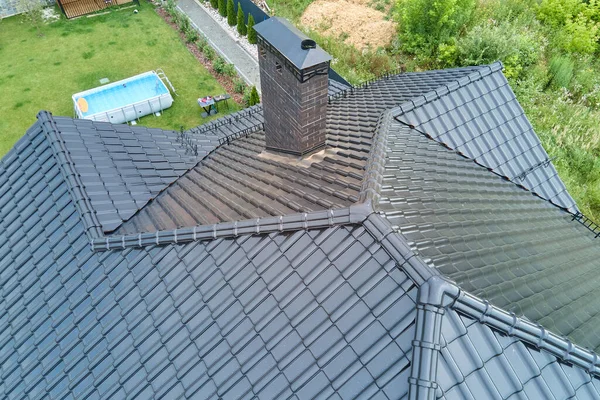 Detailní záběr střechy domu kryté lesklé keramické šindele — Stock fotografie