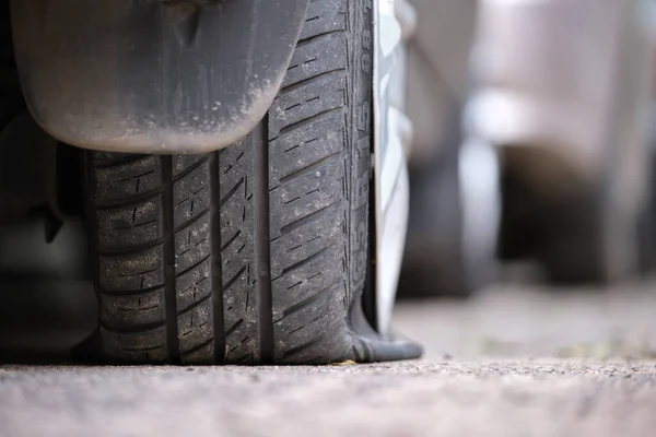 Auto mit Reifenplatzer am Straßenrand geparkt — Stockfoto