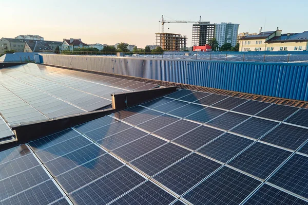 Vue aérienne de la centrale solaire avec panneaux photovoltaïques bleus montés sur le toit du bâtiment industriel pour produire de l'électricité écologique verte. Production de concept d'énergie durable — Photo