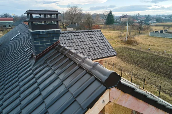Gros plan du toit de la maison recouvert de bardeaux de céramique. Revêtement carrelé du bâtiment en construction — Photo