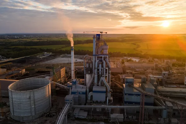 Vista aérea de la torre de la fábrica de cemento con alta estructura de planta de hormigón en el área de producción industrial. Fabricación y concepto de industria global — Foto de Stock