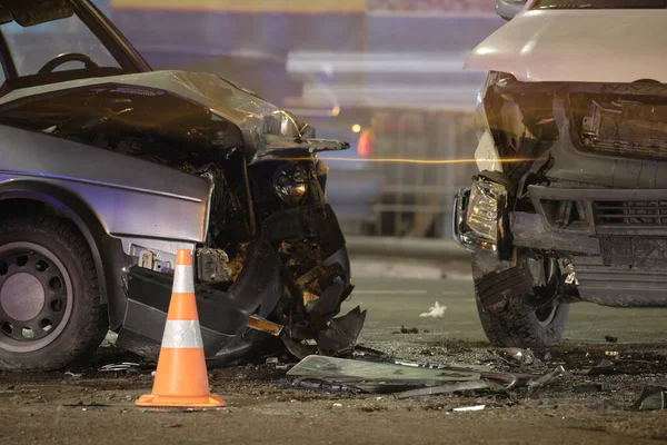 Verletzte bei schweren Autounfällen nach Kollision auf der Stadtstraße in der Nacht. Verkehrssicherheits- und Versicherungskonzept — Stockfoto