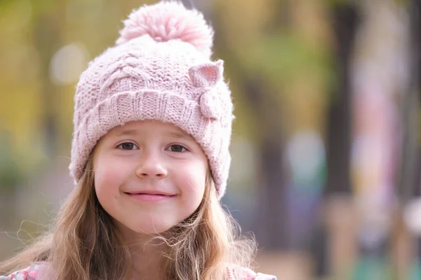 Portret van een schattig klein meisje met roze hoed — Stockfoto