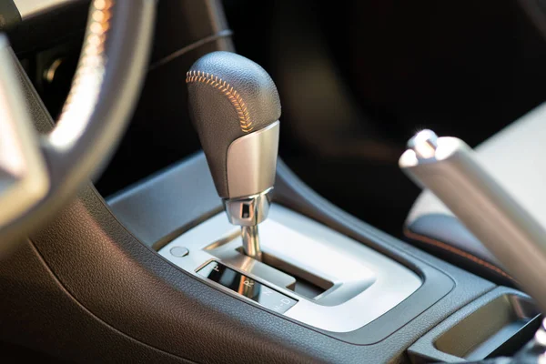 Detailní záběr řadicí páky automatického převodovky. Detail interiéru vozidla — Stock fotografie