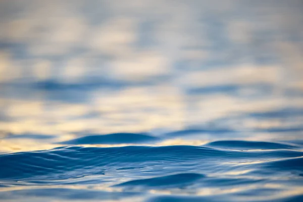 Gros plan du paysage marin surface de l'eau de mer bleue avec de petites vagues d'ondulation — Photo